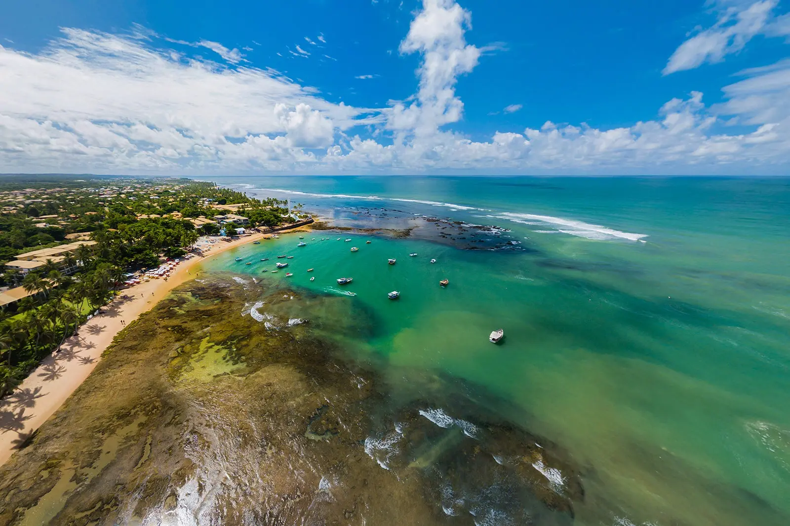 Piscinas naturais da Praia do Forte no Litoral Norte da Bahia