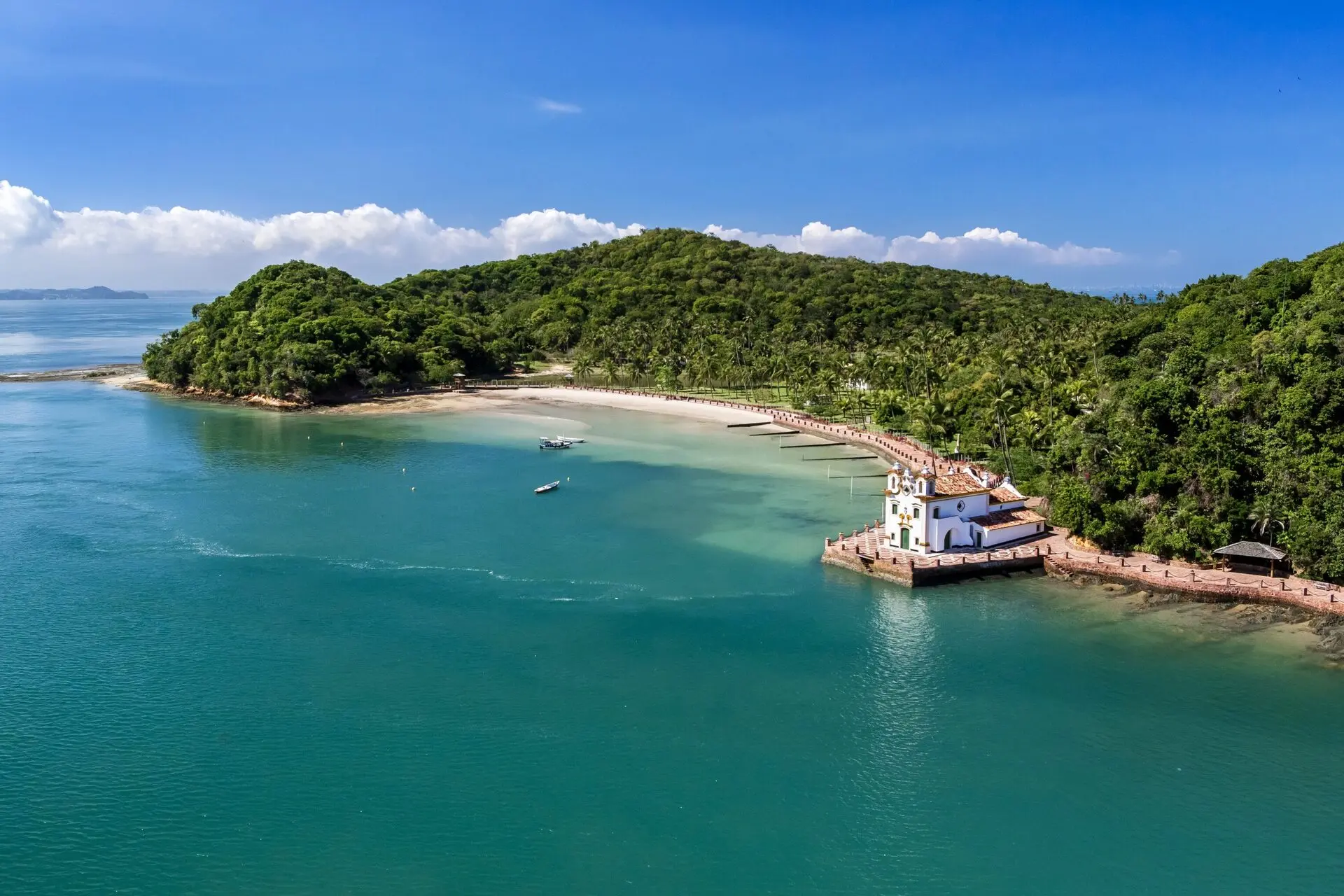 Escuna na Baía de Todos-os-Santos a caminho da Ilha dos Frades